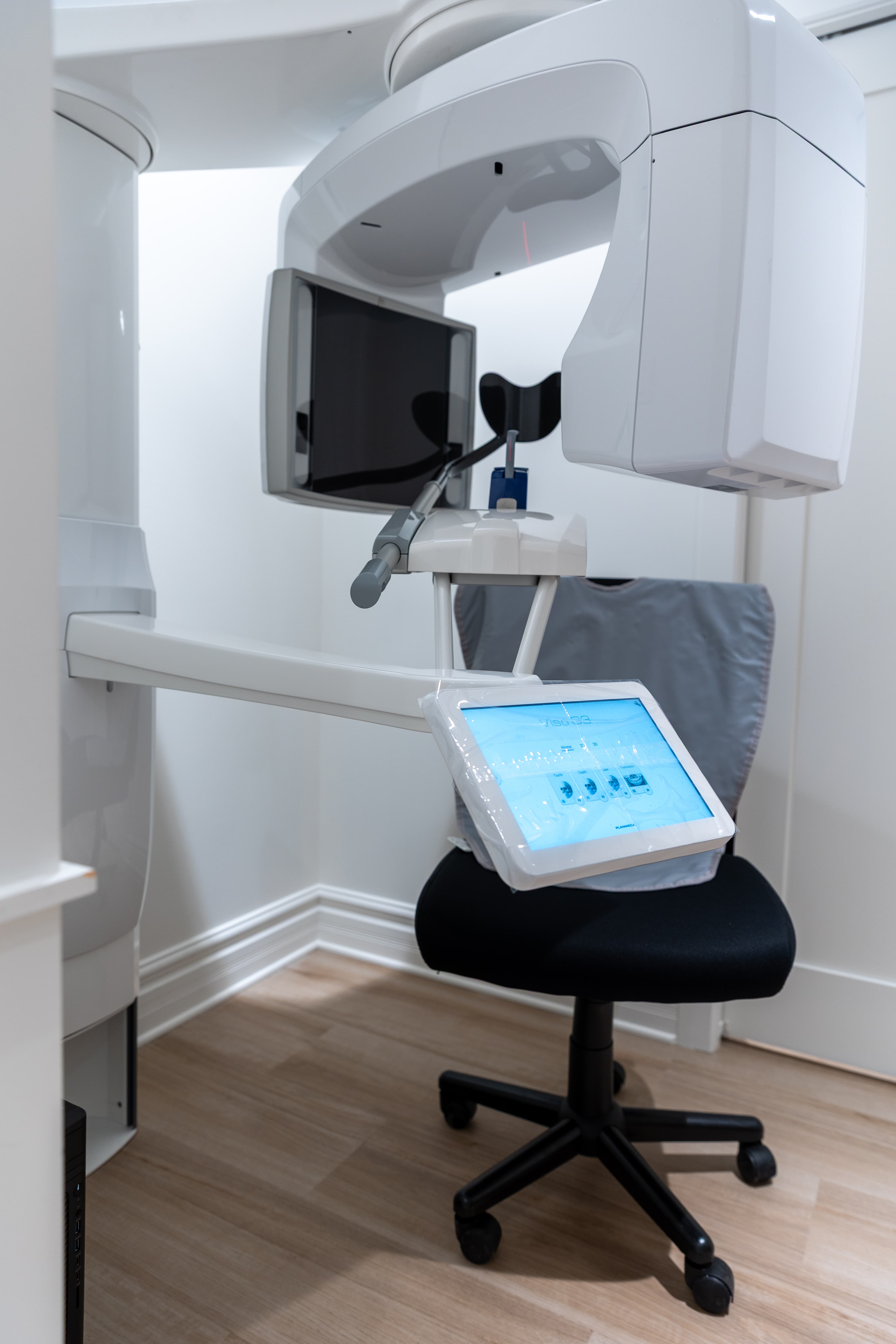 Cone beam CT 3D scanner with touchscreen controls for advanced endodontic imaging