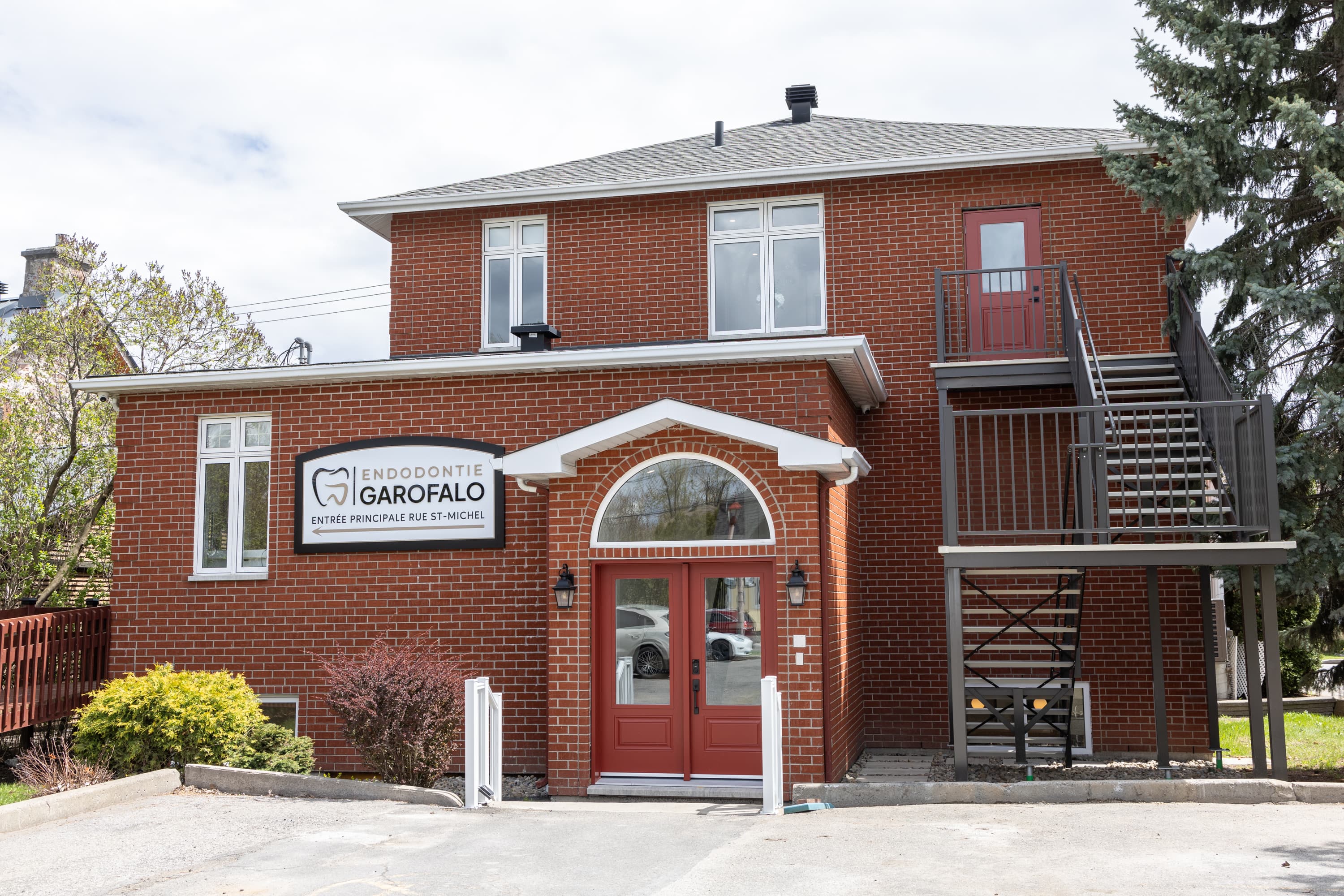 Exterior of Endodontie Garofalo clinic with brick facade, main entrance, and Endodontie Garofalo signage on rue Saint-Michel