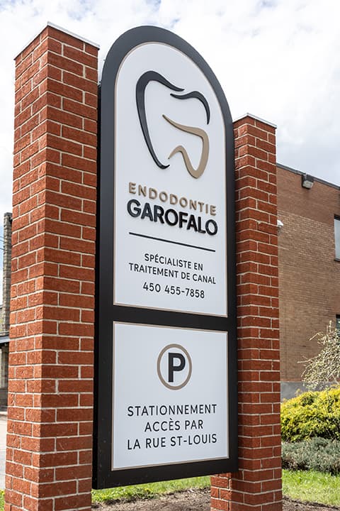 Endodontie Garofalo clinic sign with tooth logo, specialist branding, and parking information
