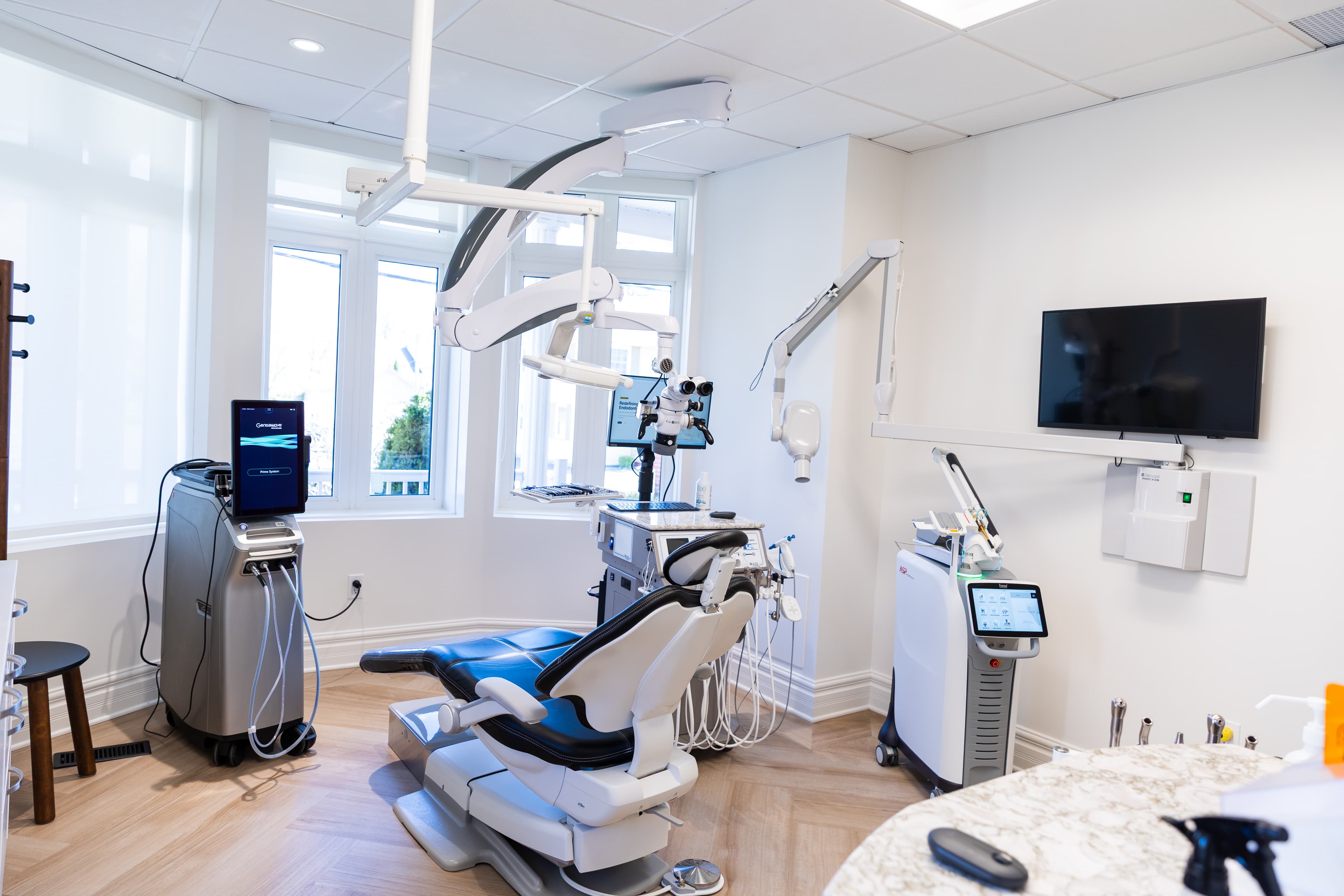 Side view of the main endodontic operatory with microscope and advanced treatment technology
