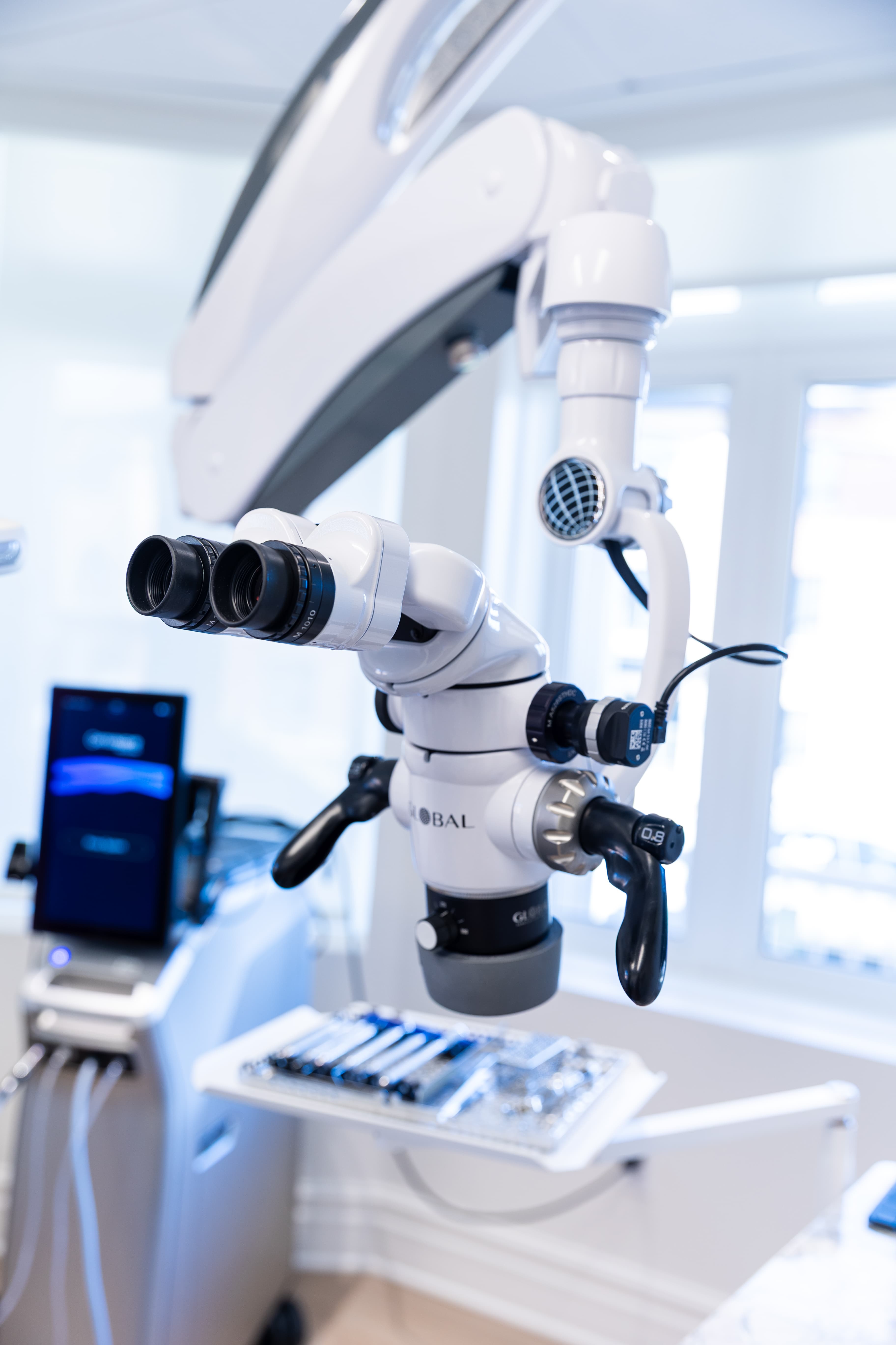 Global surgical operating microscope used for endodontic microsurgery